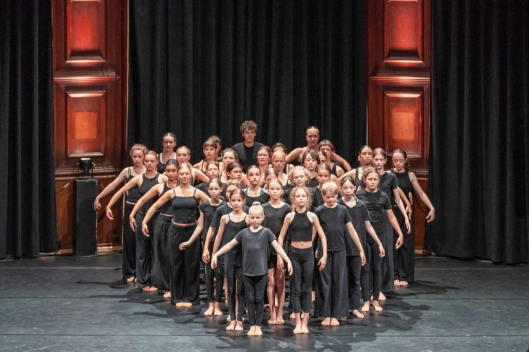 Modern Dance Klassen von Simone Cavin gaben am 18. Mai 25 eine Vorstellung im Gare du Nord im Rahmen vom Tanzfest Basel.